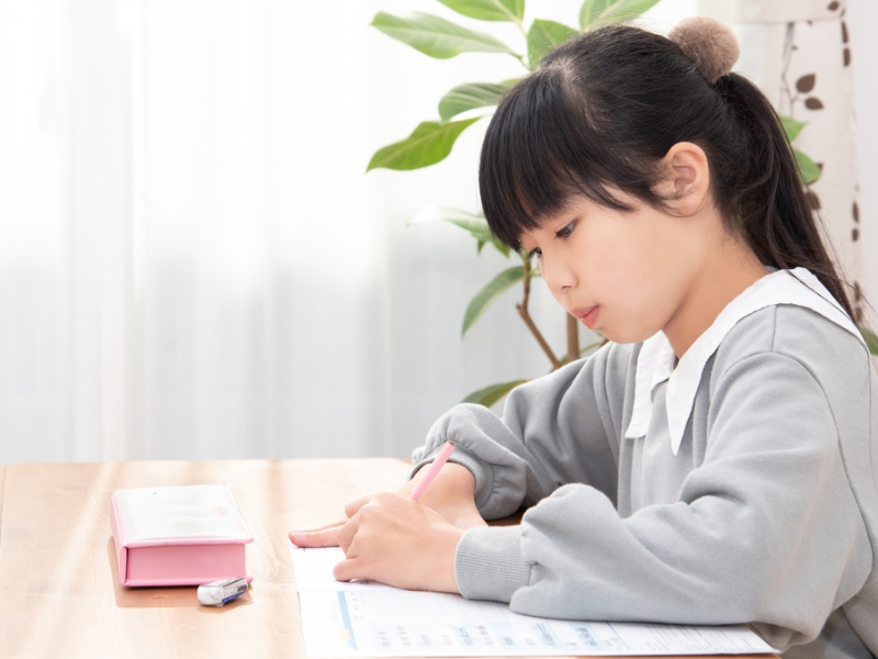 moi-truong-lam-anh-huong-den-kha-nang-hoc-tieng-Han-cua-tre